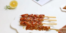 小姐姐吃几百种烤串,小姐姐挑战品尝数百种烤串美食之旅